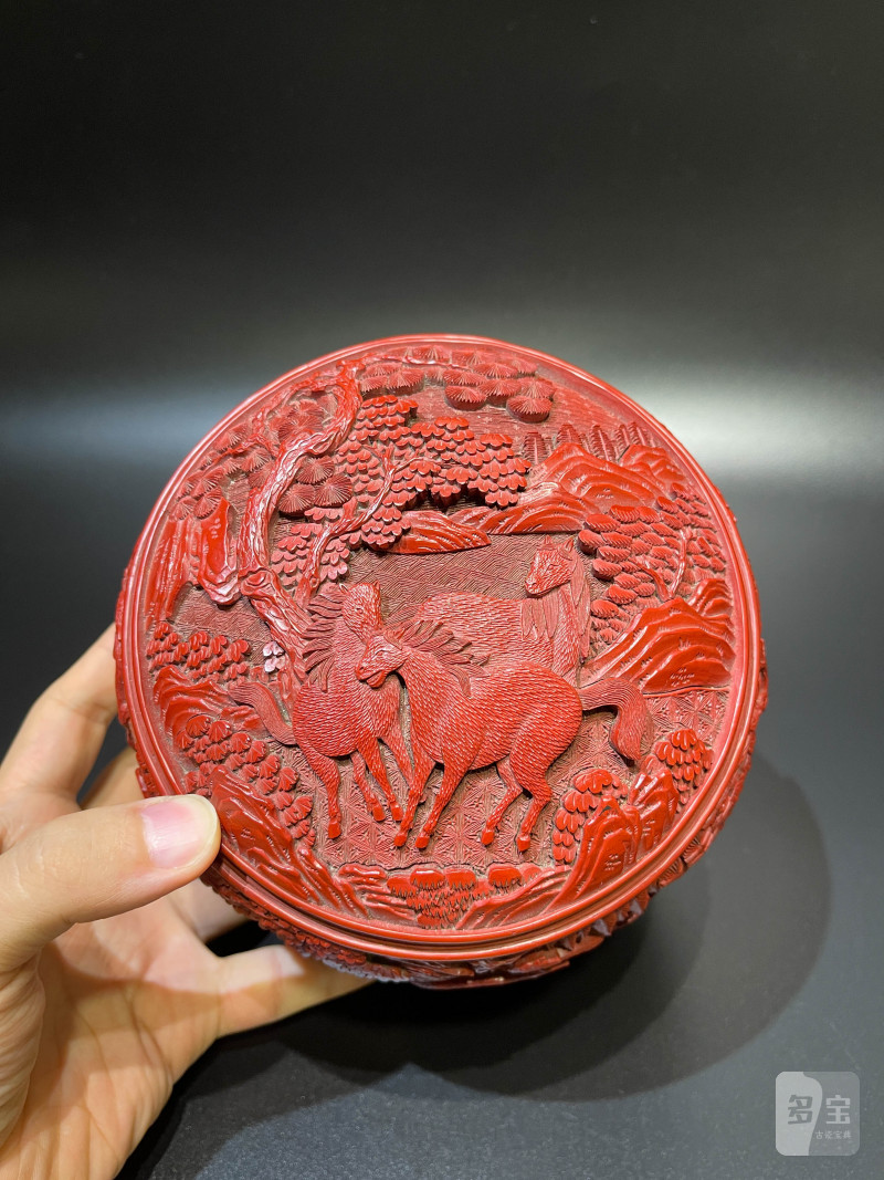 清乾隆 剔红骏马、瑞兽图小捧盒 - 图5